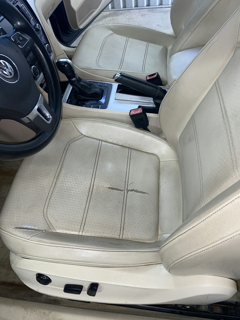 Очищення сидінь автомобіля